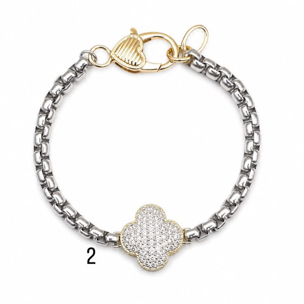 Pulseras de diferentes estilos con dije de trébol
