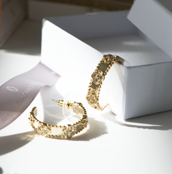 Hoop dorada con diamantes en forma de trébol - MAJO BRACAMONTES JOYERIA 