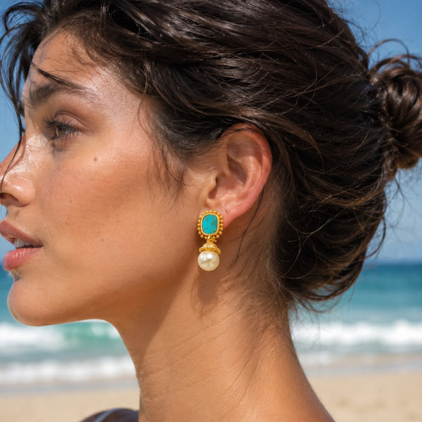 Aretes dorados con perla y piedra verde