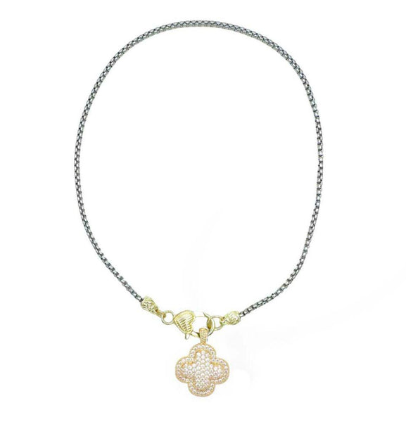 Cadena plateada con trébol dorado con diamantes