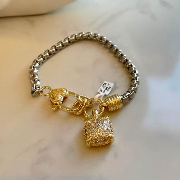 Pulsera plateada con dije dorado