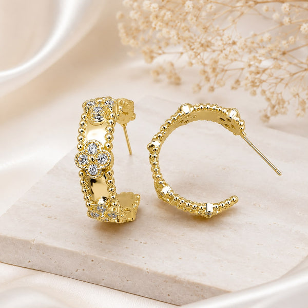 Hoop dorada con diamantes en forma de trébol