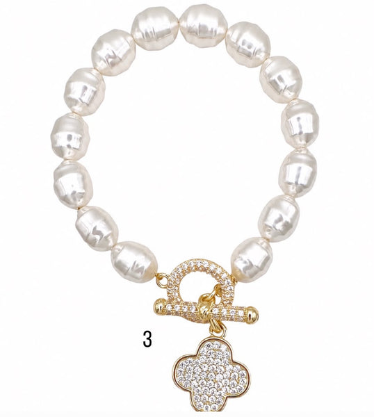 Pulseras de diferentes estilos con dije de trébol