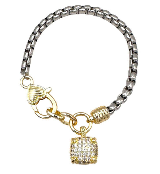 Pulsera plateada con dije dorado