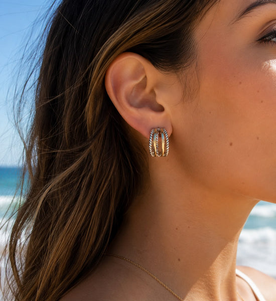 Hoops plateados con detalles dorados
