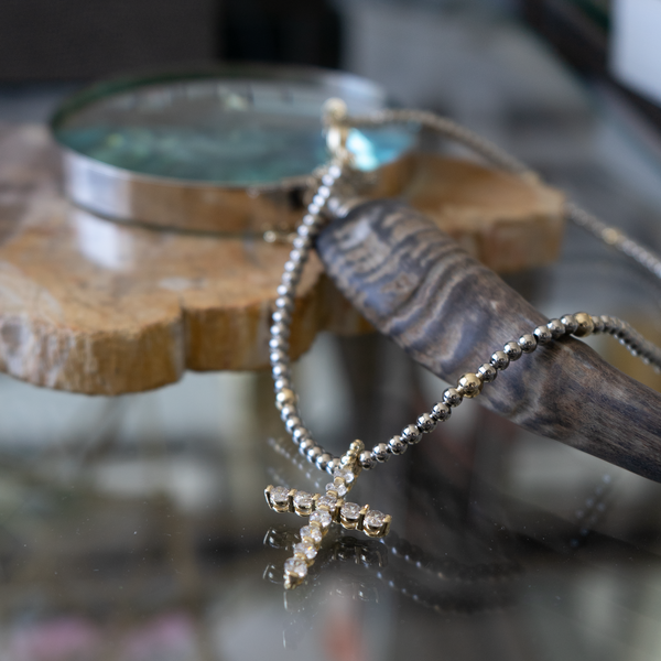 Collar plateado de cruz cristalina