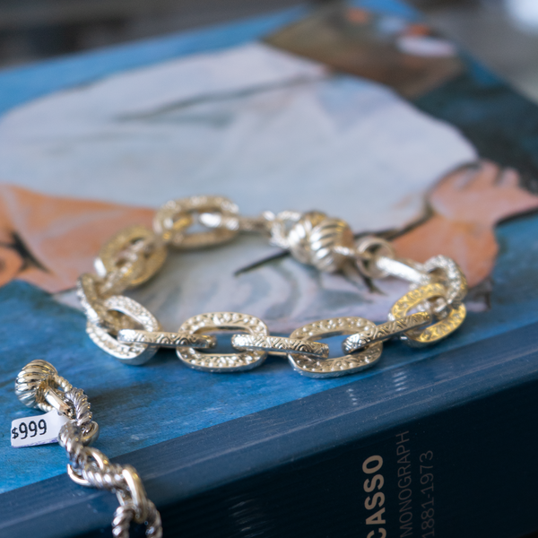 Pulsera dorada de imán