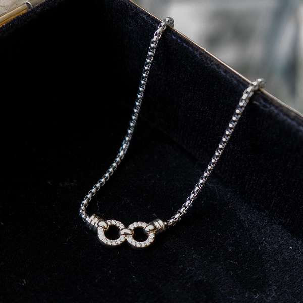 Collar plateado con infinito dorado