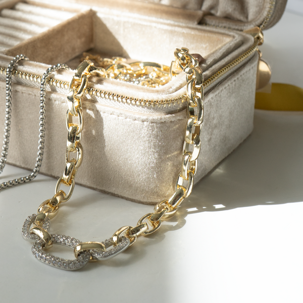 Collar dorado con aros plateados