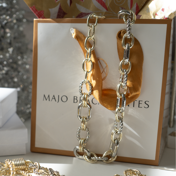 Cadena plateada con aros dorados