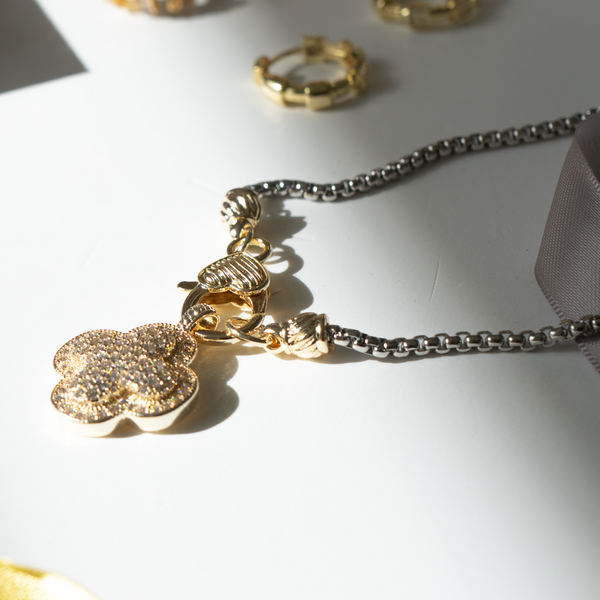 Cadena plateada con trébol dorado con diamantes