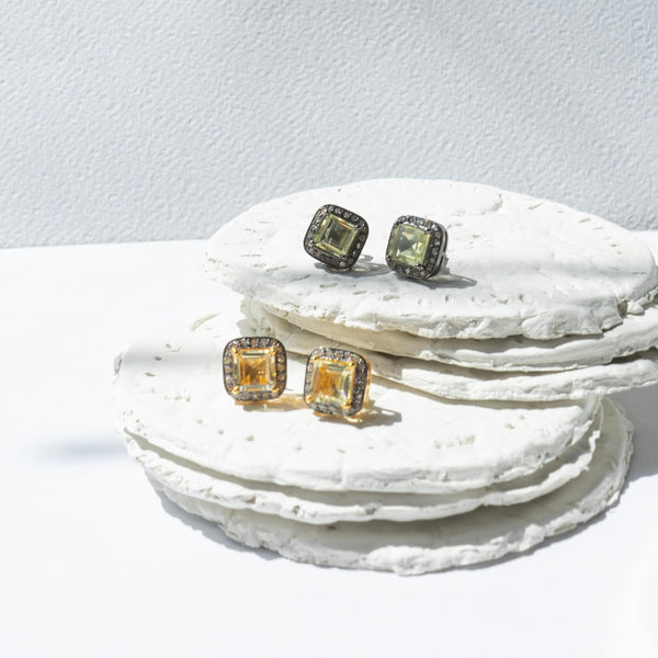 Studs con pave diamonds