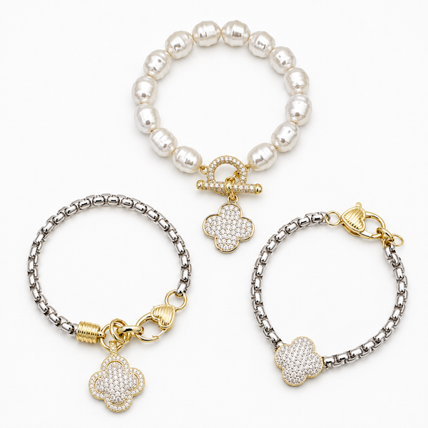 Pulseras de diferentes estilos con dije de trébol
