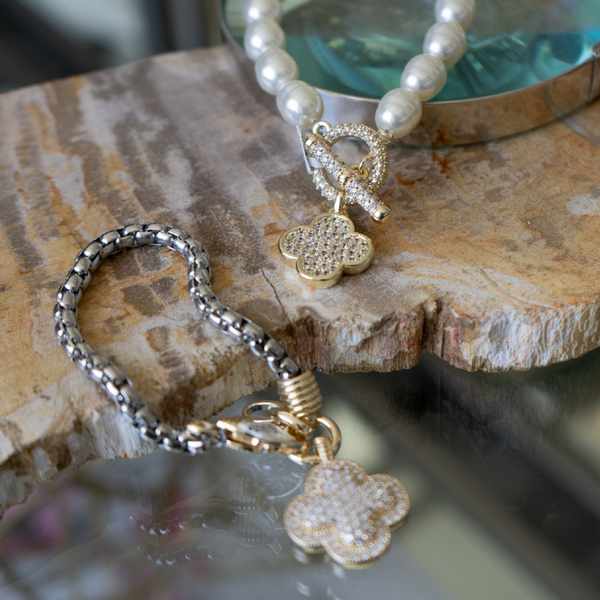 Pulseras de diferentes estilos con dije de trébol - MAJO BRACAMONTES JOYERIA 