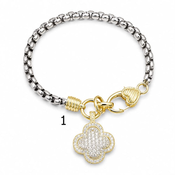 Pulseras de diferentes estilos con dije de trébol