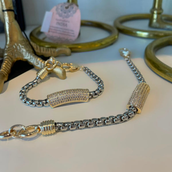 Pulsera plateada con detalles dorados