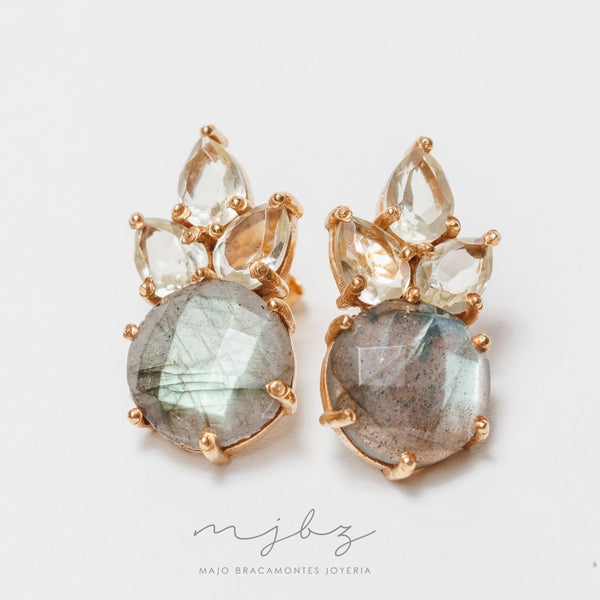 ARETE FLOR CON PIEDRA NATURAL (VARIOS COLORES) - MAJO BRACAMONTES JOYERIA 